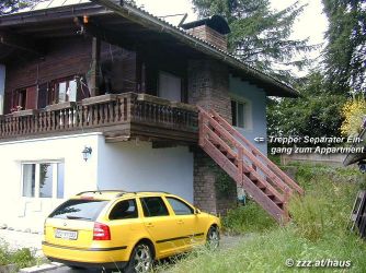 Treppe: separater Eingang zur Wohnung - anklicken zum Vergöern